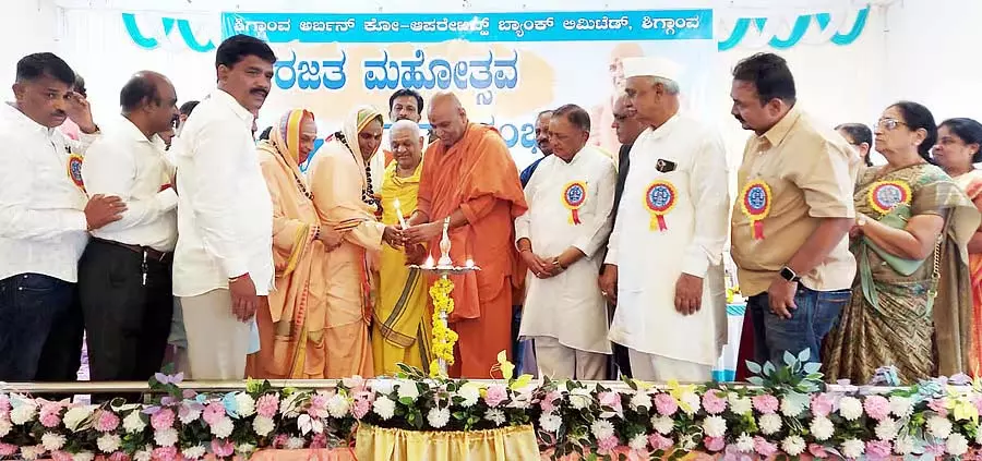 भक्तिपूर्वक कार्य करें: अदृश्य कदासिद्धेश्वर स्वामीजी का आह्वान भक्तिपूर्वक कार्य करें: अदृश्य कदासिद्धेश्वर स्वामीजी का आह्वान
