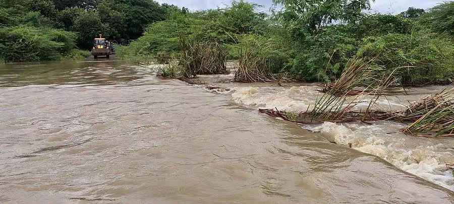 बागलकोट में बारिश: मकान क्षतिग्रस्त, पुल जलमग्न बागलकोट में बारिश: मकान क्षतिग्रस्त, पुल जलमग्न