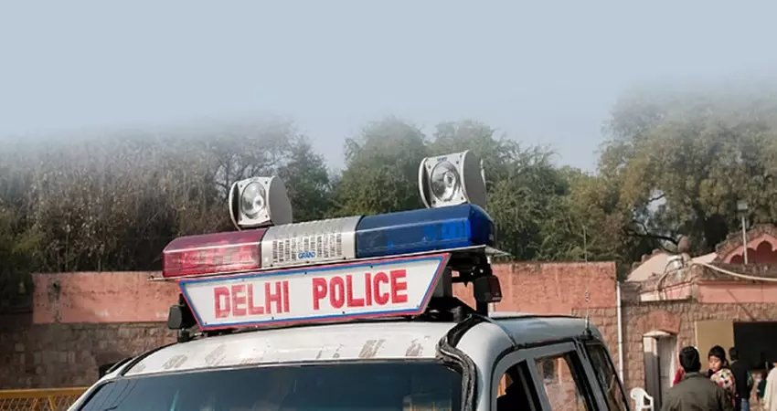 New Delhi: पुलिसकर्मी बनकर बदमाशों ने की 1.4 करोड़ की लूट New Delhi: पुलिसकर्मी बनकर बदमाशों ने की 1.4 करोड़ की लूट