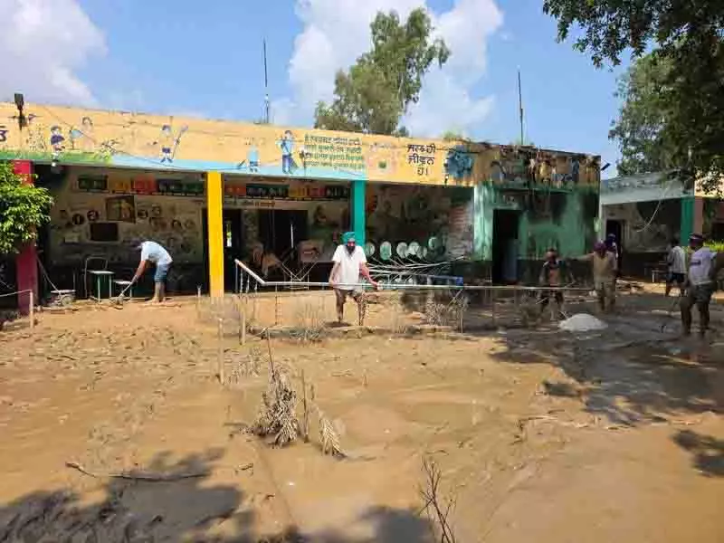Jalandhar: स्कूल में सफाई अभियान जारी, शिक्षकों ने संभाली कमान Jalandhar: स्कूल में सफाई अभियान जारी, शिक्षकों ने संभाली कमान