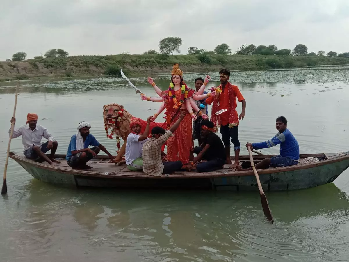 West Burdwan: पूजा से पहले बारिश ने व्यवसायियों की उम्मीदें भंग की West Burdwan: पूजा से पहले बारिश ने व्यवसायियों की उम्मीदें भंग की
