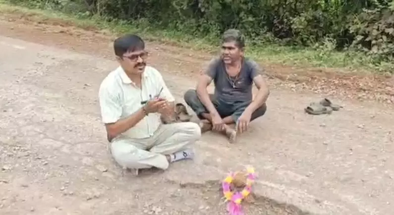 सड़क को नारियल चढ़ाया, अगरबत्ती जलाकर शख्स करने लगा पूजा-पाठ सड़क को नारियल चढ़ाया, अगरबत्ती जलाकर शख्स करने लगा पूजा-पाठ