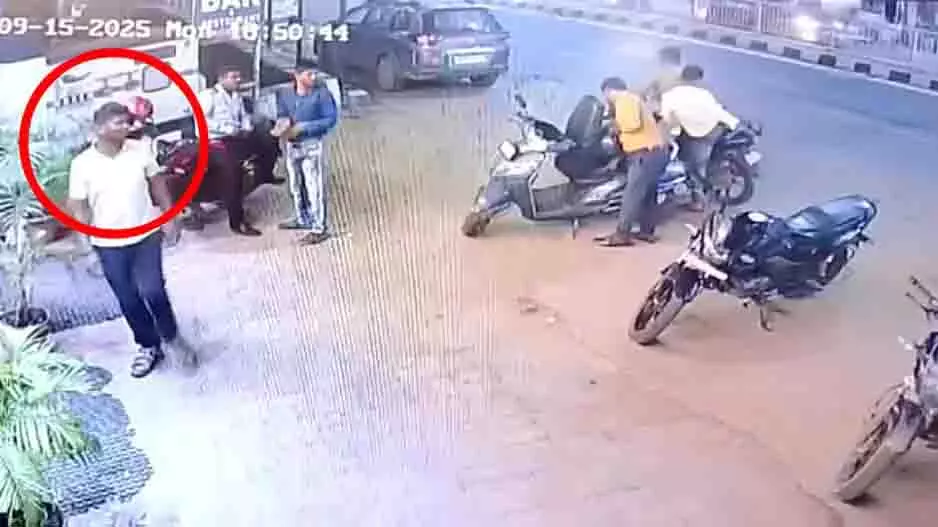 Bhubaneswar: महिला पर सड़क पर टूटा कहर, लात-घूंसों से बेरहमी से पीटा गया Bhubaneswar: महिला पर सड़क पर टूटा कहर, लात-घूंसों से बेरहमी से पीटा गया