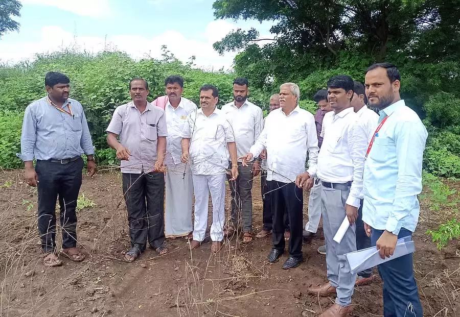 किसानों को उचित मुआवजे का आश्वासन: मंत्री ने फसल क्षतिग्रस्त क्षेत्रों का दौरा किया किसानों को उचित मुआवजे का आश्वासन: मंत्री ने फसल क्षतिग्रस्त क्षेत्रों का दौरा किया