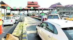 Kerala उच्च न्यायालय द्वारा यात्रियों को प्राथमिकता दिए जाने के बाद पलियेक्कारा टोल संग्रह स्थगित Kerala उच्च न्यायालय द्वारा यात्रियों को प्राथमिकता दिए जाने के बाद पलियेक्कारा टोल संग्रह स्थगित