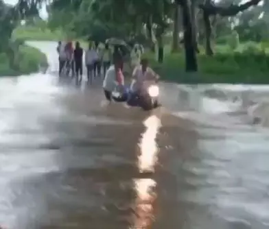 रपटा पार करने के दौरान बाइक सहित नदी में बह गया युवक, video रपटा पार करने के दौरान बाइक सहित नदी में बह गया युवक, video