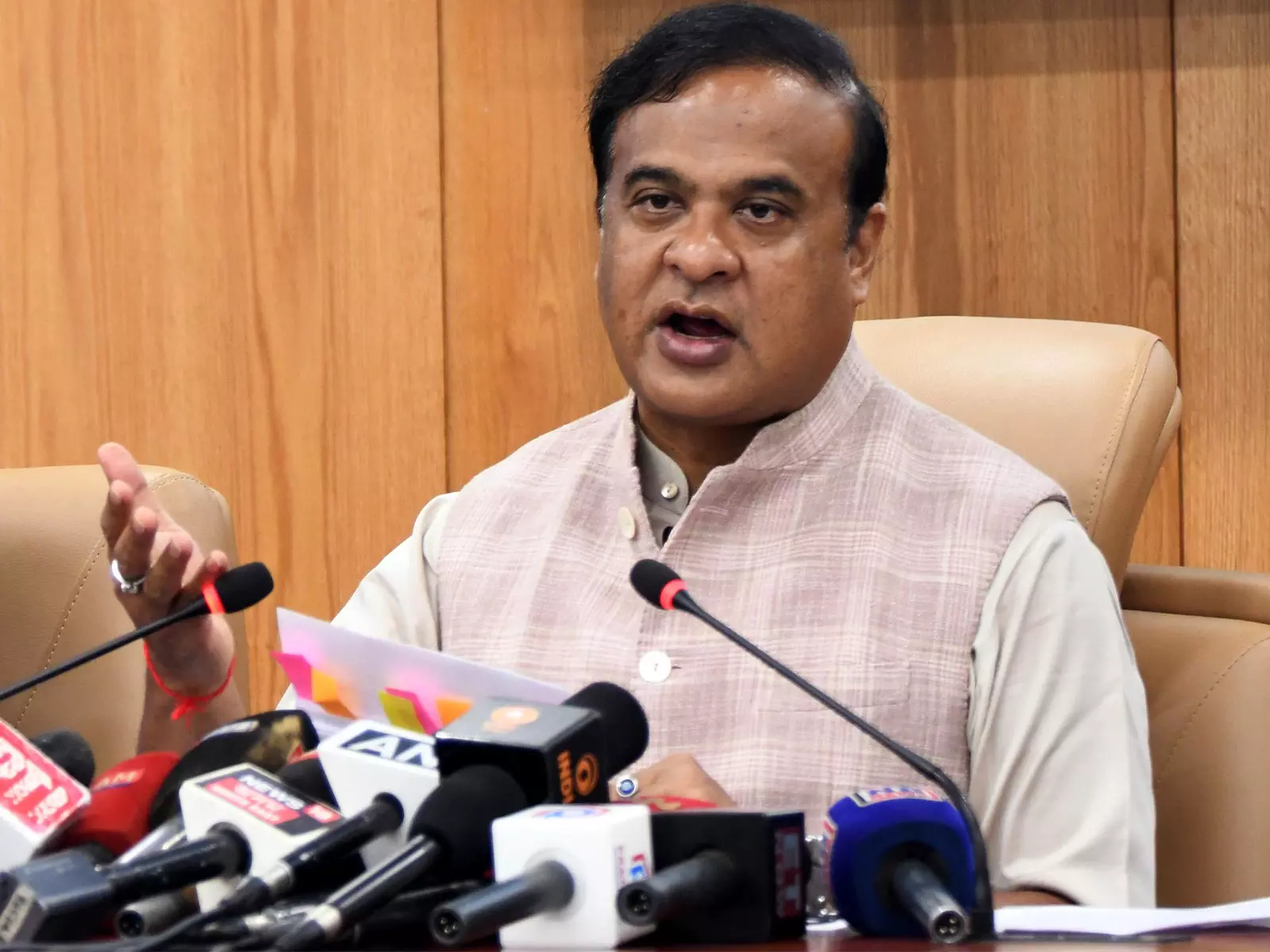 CM विजिलेंस और एंटी-करप्शन ने सरकारी अधिकारी के घर से 92 लाख रुपये से अधिक और सोना जब्त किया CM विजिलेंस और एंटी-करप्शन ने सरकारी अधिकारी के घर से 92 लाख रुपये से अधिक और सोना जब्त किया