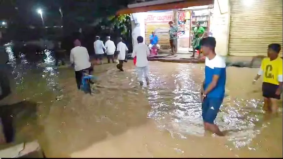 भारी बारिश: घरों में पानी घुसा भारी बारिश: घरों में पानी घुसा