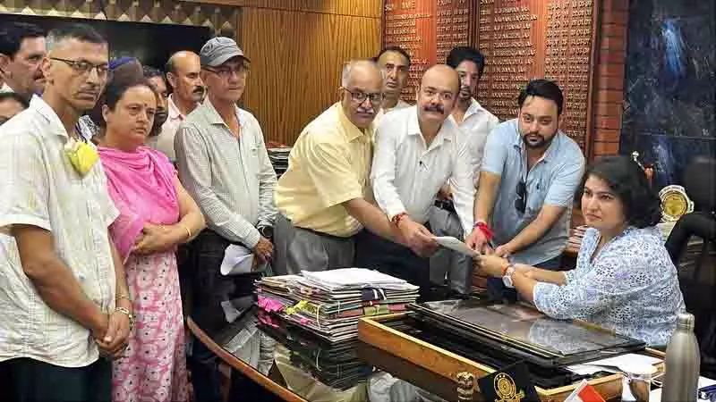इनर अखाड़ा बाजार के निवासियों ने CM से भूस्खलन के खतरे पर कार्रवाई करने का आग्रह किया इनर अखाड़ा बाजार के निवासियों ने CM से भूस्खलन के खतरे पर कार्रवाई करने का आग्रह किया