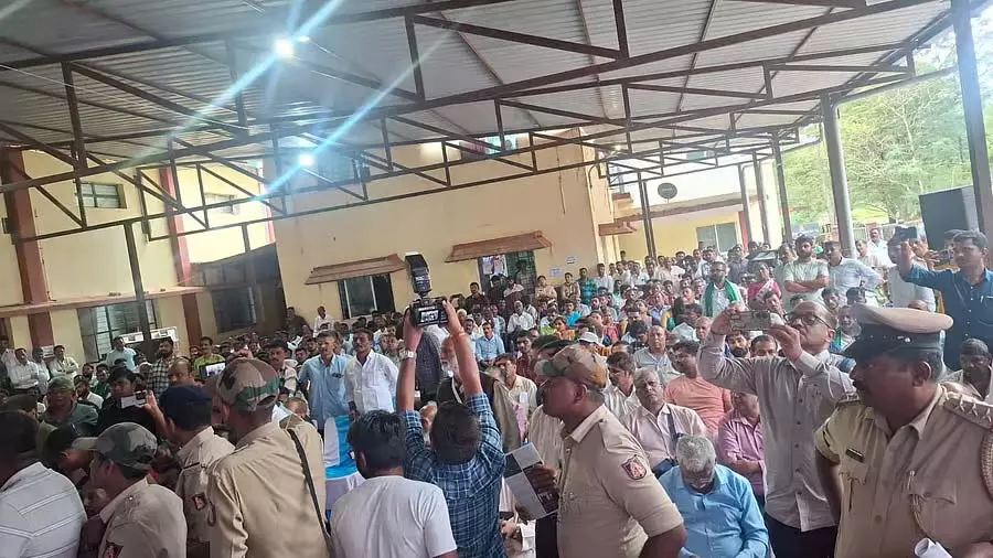 Kargal : शरावती पंप स्टोरेज परियोजना की सुनवाई में हंगामा Kargal : शरावती पंप स्टोरेज परियोजना की सुनवाई में हंगामा