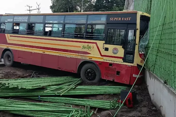 चेरथला में निर्माणाधीन अंडरपास से टकराई KSRTC की बस, 28 घायल चेरथला में निर्माणाधीन अंडरपास से टकराई KSRTC की बस, 28 घायल