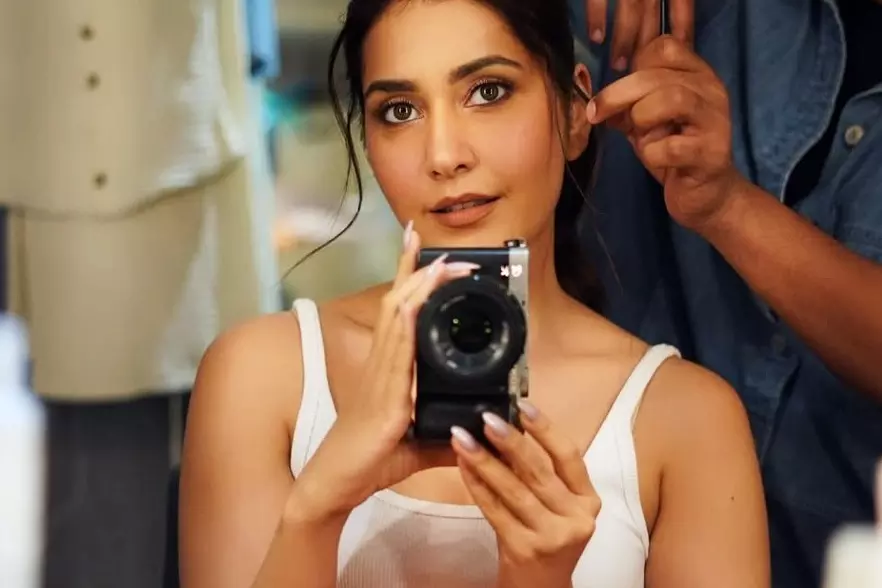 Raashii Khanna ने तेलुसु कड़ा के सेट पर अपने विचित्र त्रिकोण प्रेम का खुलासा किया Raashii Khanna ने तेलुसु कड़ा के सेट पर अपने विचित्र त्रिकोण प्रेम का खुलासा किया