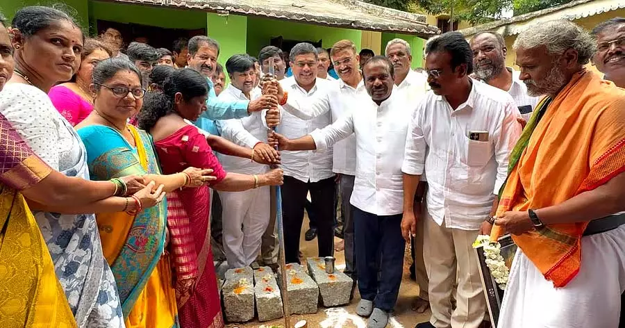 Molakalmuru : सरकारी बालिका विद्यालय के जीर्णोद्धार की आधारशिला रखी गई Molakalmuru : सरकारी बालिका विद्यालय के जीर्णोद्धार की आधारशिला रखी गई