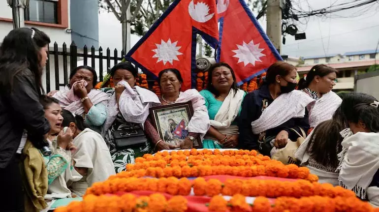 Nepal में भ्रष्टाचार विरोधी प्रदर्शनों में मारे गए लोगों के लिए रोते हुए अंतिम संस्कार Nepal में भ्रष्टाचार विरोधी प्रदर्शनों में मारे गए लोगों के लिए रोते हुए अंतिम संस्कार