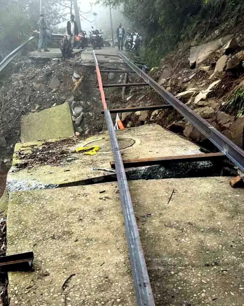 सड़क टूट गई, Dharamshala को उम्मीद के पुल का इंतज़ार सड़क टूट गई, Dharamshala को उम्मीद के पुल का इंतज़ार