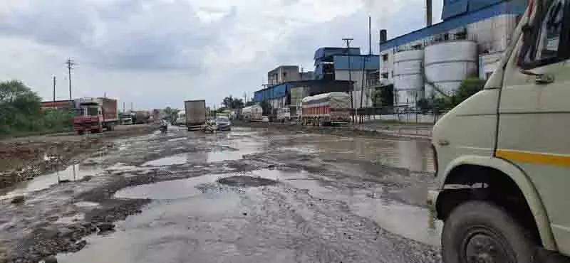 बाधाओं का राजमार्ग, Baddi-Nalagarh 4-लेन सड़क बनी वाहन चालकों की मुसीबत बाधाओं का राजमार्ग, Baddi-Nalagarh 4-लेन सड़क बनी वाहन चालकों की मुसीबत