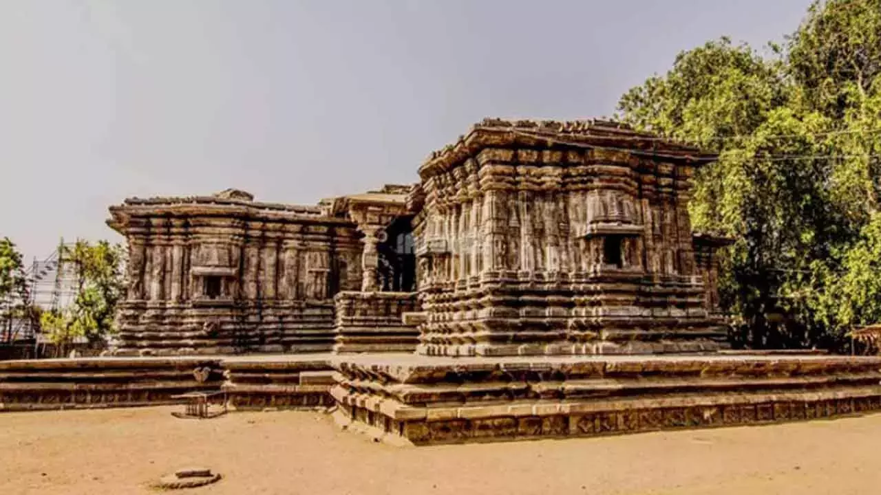 Telangana: हनुमाकोंडा हजार स्तंभ मंदिर में बथुकम्मा उत्सव की तैयारी कर रहा है Telangana: हनुमाकोंडा हजार स्तंभ मंदिर में बथुकम्मा उत्सव की तैयारी कर रहा है
