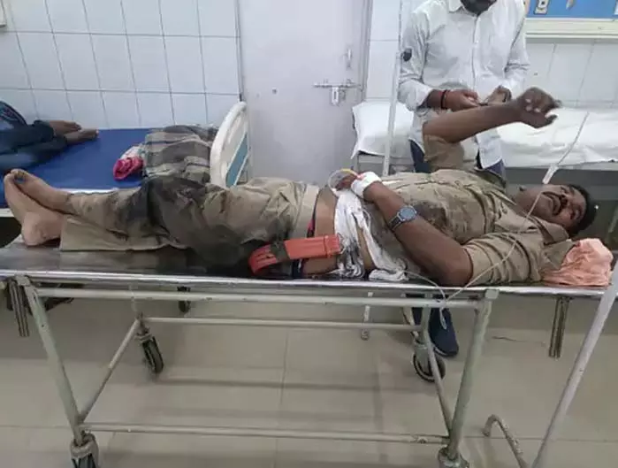 कचहरी में दरोगा पर हमला: वर्दी फाड़ी, सिर-चेहरे पर गहरे घाव, प्रशासन अलर्ट कचहरी में दरोगा पर हमला: वर्दी फाड़ी, सिर-चेहरे पर गहरे घाव, प्रशासन अलर्ट
