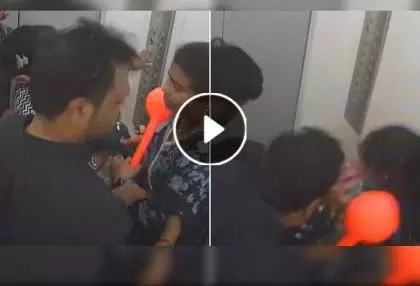 Pune के वाघोली में लिफ्ट गिरी, घटना सीसीटीवी में कैद Pune के वाघोली में लिफ्ट गिरी, घटना सीसीटीवी में कैद