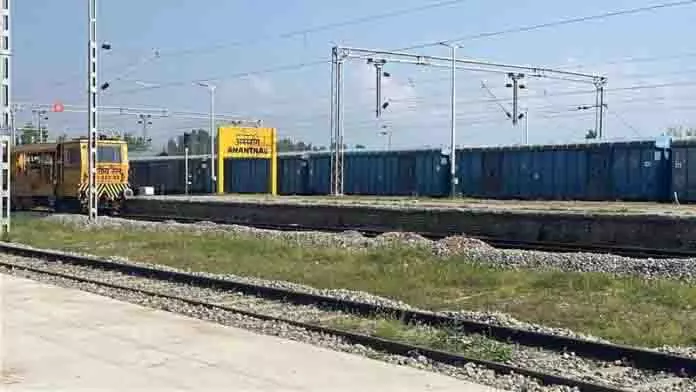 JAMMU: रेलवे घाटी में सेना के लिए शीतकालीन सामान ले जा रही JAMMU: रेलवे घाटी में सेना के लिए शीतकालीन सामान ले जा रही