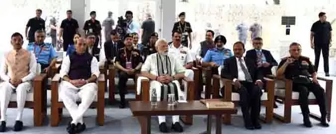 PM को नई सामान्य स्थिति के संदर्भ में सैन्य बलों की परिचालन तैयारियों की जानकारी दी गई PM को नई सामान्य स्थिति के संदर्भ में सैन्य बलों की परिचालन तैयारियों की जानकारी दी गई