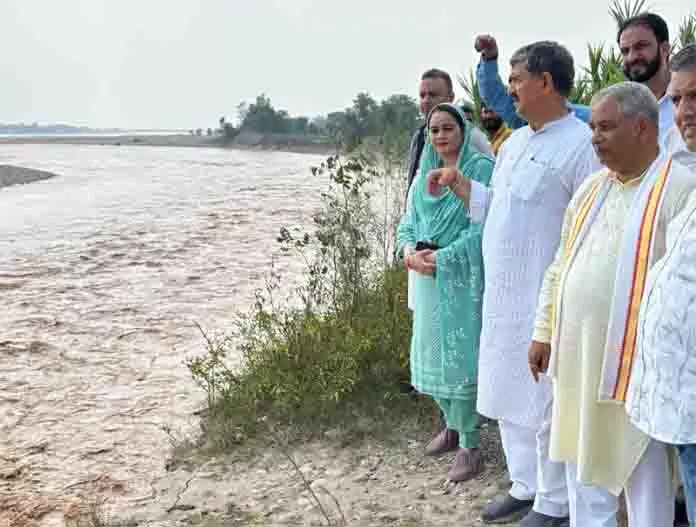 Sat, जुगल, सुरिंदर ने बाढ़ प्रभावित सूरे चक का दौरा किया, राहत, पुनर्वास का आश्वासन दिया Sat, जुगल, सुरिंदर ने बाढ़ प्रभावित सूरे चक का दौरा किया, राहत, पुनर्वास का आश्वासन दिया