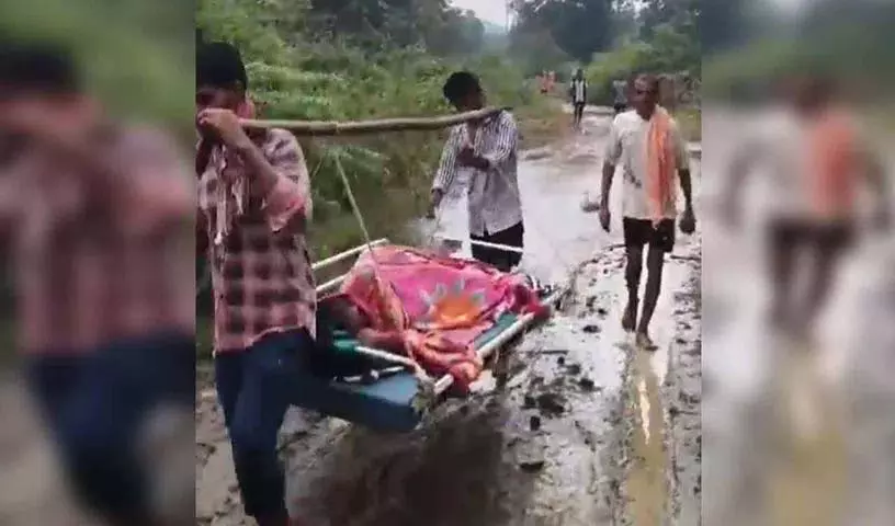 गर्भवती महिला ने डोली में ले जाते समय सड़क पर बच्चे को जन्म दिया गर्भवती महिला ने डोली में ले जाते समय सड़क पर बच्चे को जन्म दिया