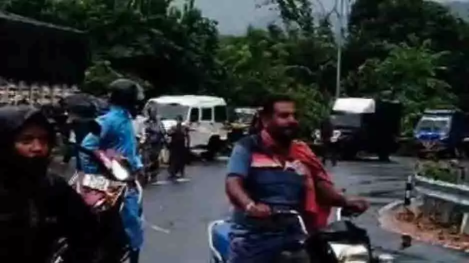 Odisha: कलिंग घाट में भारी भूस्खलन, सड़क संपर्क टूटा Odisha: कलिंग घाट में भारी भूस्खलन, सड़क संपर्क टूटा