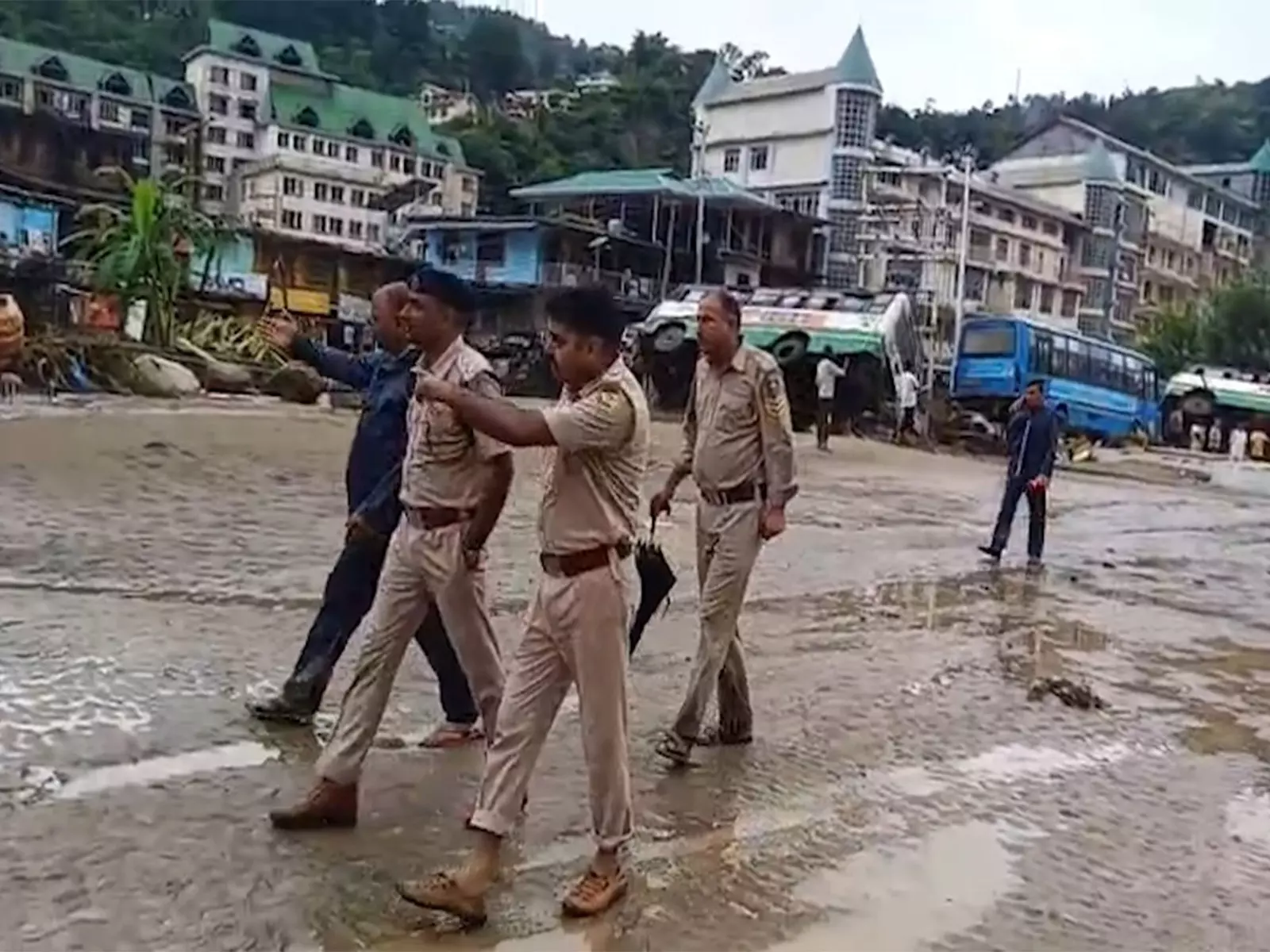 Mandi में भूस्खलन से मकान ढहा, मलबे में 3 लोगों के फंसे होने की आशंका Mandi में भूस्खलन से मकान ढहा, मलबे में 3 लोगों के फंसे होने की आशंका