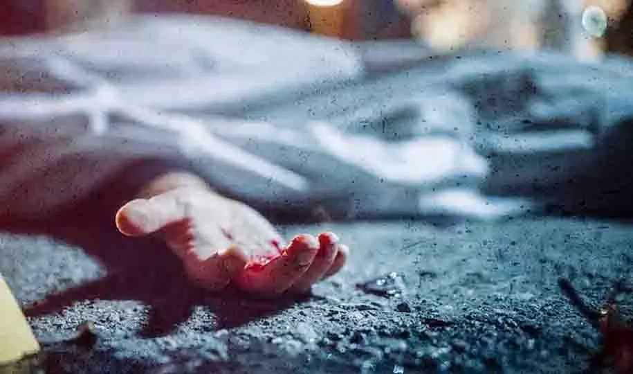 Thane: मामूली विवाद में चार लोगों ने एक व्यक्ति की हत्या की, एक गिरफ्तार Thane: मामूली विवाद में चार लोगों ने एक व्यक्ति की हत्या की, एक गिरफ्तार