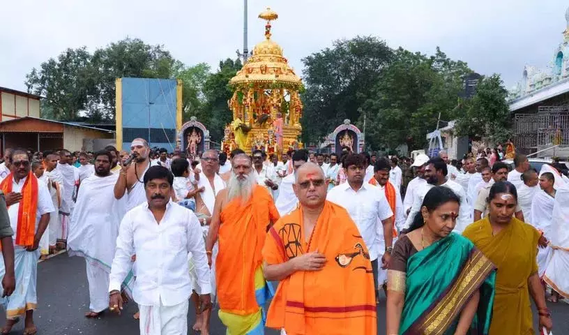 Srisailam में भव्यता के साथ मनाया गया स्वर्ण रथ उत्सव Srisailam में भव्यता के साथ मनाया गया स्वर्ण रथ उत्सव
