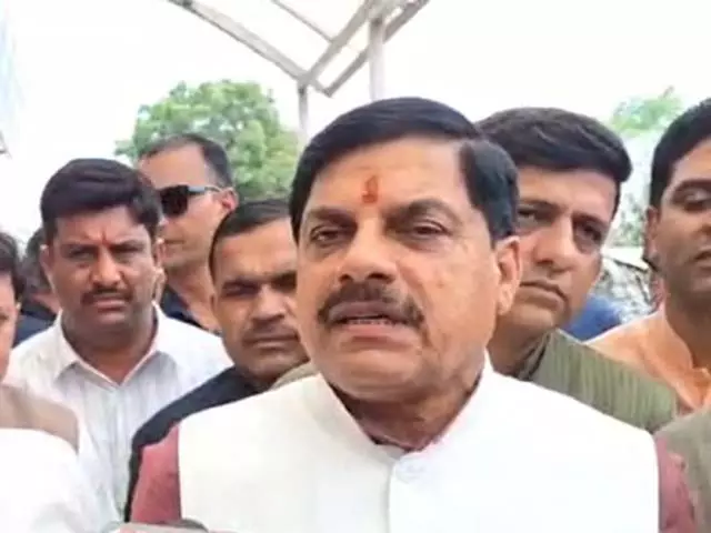 इंदौर ट्रक हादसा: पीड़ितों से मिले मुख्यमंत्री मोहन यादव, आर्थिक मदद की घोषणा इंदौर ट्रक हादसा: पीड़ितों से मिले मुख्यमंत्री मोहन यादव, आर्थिक मदद की घोषणा