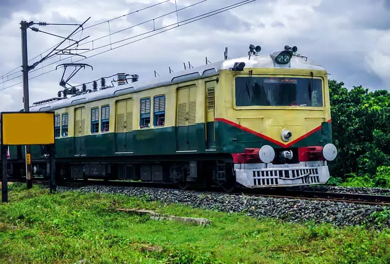 भीड़ को नियंत्रित करने के लिए रेलवे बिधाननगर से लोकल ट्रेनें चलाएगा भीड़ को नियंत्रित करने के लिए रेलवे बिधाननगर से लोकल ट्रेनें चलाएगा