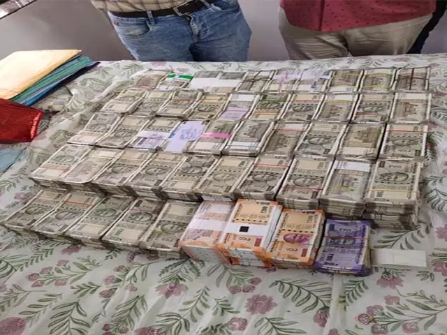 तेलंगाना में बिजली अधिकारी के ठिकानों पर एसीबी के छापे, 2 करोड़ जब्त तेलंगाना में बिजली अधिकारी के ठिकानों पर एसीबी के छापे, 2 करोड़ जब्त
