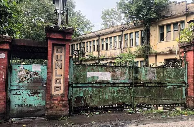 विश्वकर्मा पूजा पर नहीं है रोशनी, शाहगंज स्थित डनलप फैक्ट्री के गेट पर अब भी झुके मजदूर विश्वकर्मा पूजा पर नहीं है रोशनी, शाहगंज स्थित डनलप फैक्ट्री के गेट पर अब भी झुके मजदूर