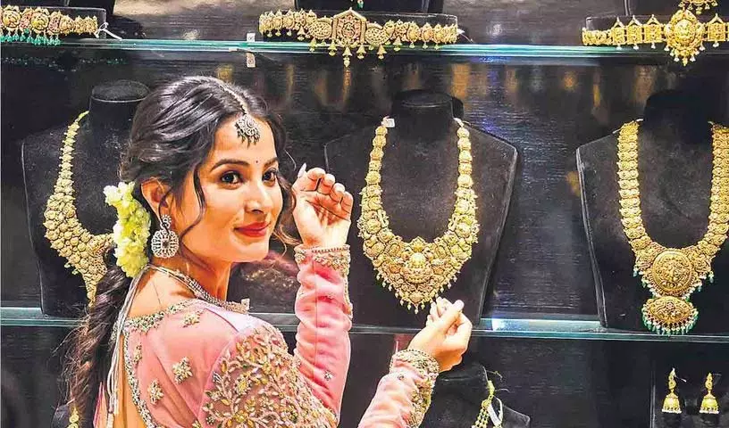 सोने-चांदी की कीमतें फिर रिकॉर्ड ऊंचाई पर.. क्या कहता है पैमाना..? सोने-चांदी की कीमतें फिर रिकॉर्ड ऊंचाई पर.. क्या कहता है पैमाना..?