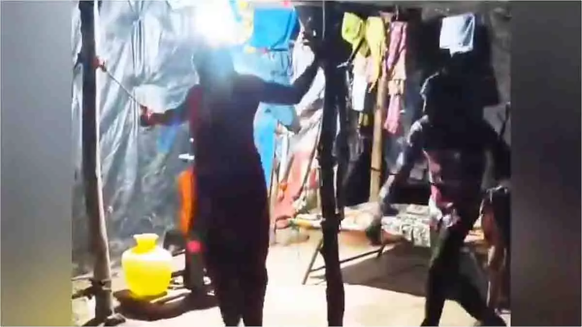 AP: शराबी पति ने पत्नी को खंभे से बांधकर बेल्ट और लात-घूंसों से बेरहमी से पीटा AP: शराबी पति ने पत्नी को खंभे से बांधकर बेल्ट और लात-घूंसों से बेरहमी से पीटा