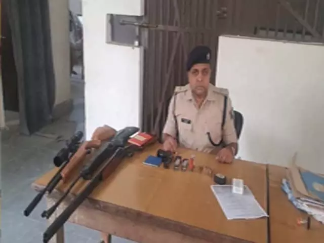 बिहार : सोशल मीडिया पर हथियार लहराना पड़ गया महंगा, लाइसेंसी बंदूक, पिस्टल जब्त बिहार : सोशल मीडिया पर हथियार लहराना पड़ गया महंगा, लाइसेंसी बंदूक, पिस्टल जब्त