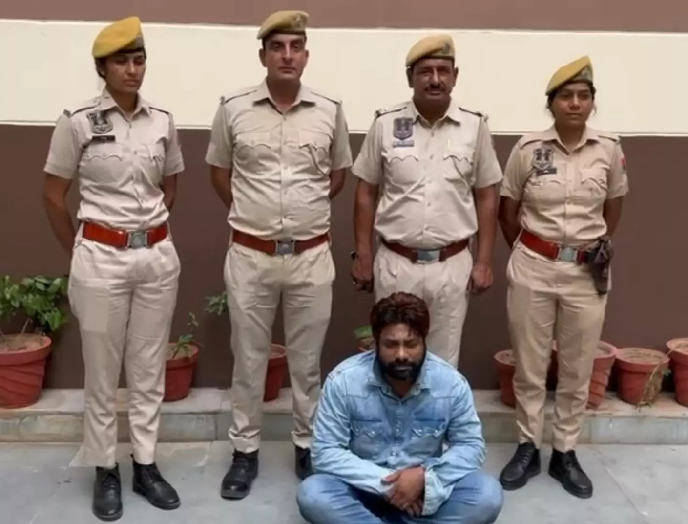 कलयुगी बेटे ने मां की पीट–पीटकर हत्या की, गैस सिलेंडर को लेकर हुआ विवाद, आरोपी गिरफ्तार कलयुगी बेटे ने मां की पीट–पीटकर हत्या की, गैस सिलेंडर को लेकर हुआ विवाद, आरोपी गिरफ्तार
