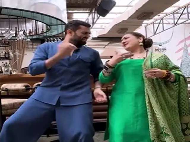 सनी संस्कारी के गाने बिजुरिया पर गोविंदा की पत्नी संग झूमे मनीष पॉल सनी संस्कारी के गाने बिजुरिया पर गोविंदा की पत्नी संग झूमे मनीष पॉल