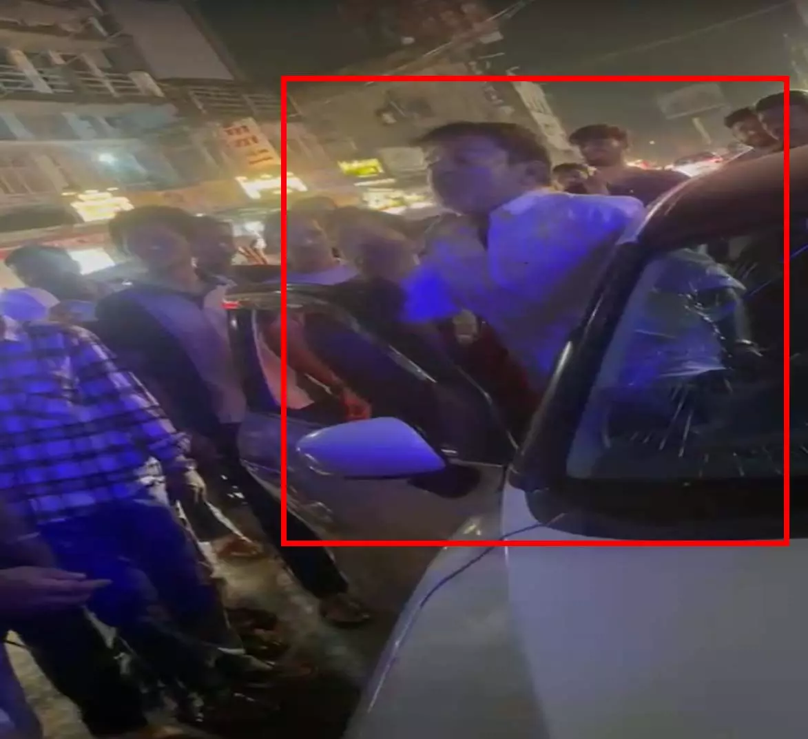 शराबी कार चालक ने बाइक सवार को मारी टक्कर, सड़क पर किया हाई वोल्टेज ड्रामा शराबी कार चालक ने बाइक सवार को मारी टक्कर, सड़क पर किया हाई वोल्टेज ड्रामा