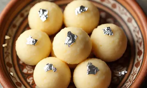 Khoya Laddu: बाजार की मिठाइयों को कड़ी टक्कर दे रहा है Khoya Laddu: बाजार की मिठाइयों को कड़ी टक्कर दे रहा है