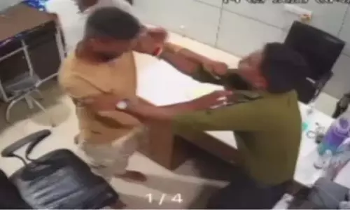 डॉक्टर की राय पर भड़का बच्चे का पिता, गुस्से में थप्पड़ बरसा दिए डॉक्टर की राय पर भड़का बच्चे का पिता, गुस्से में थप्पड़ बरसा दिए