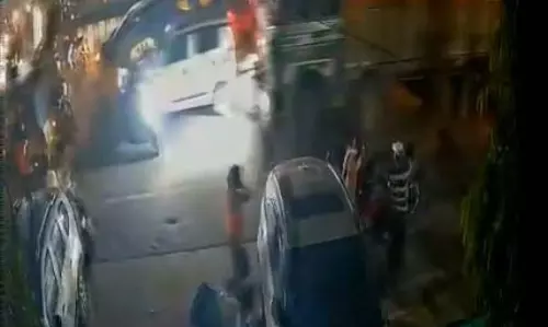 ब्रेक फेल होने से ट्रक ने कई लोगों को रौंदा, दर्दनाक घटना का वीडियो हो रहा वायरल ब्रेक फेल होने से ट्रक ने कई लोगों को रौंदा, दर्दनाक घटना का वीडियो हो रहा वायरल