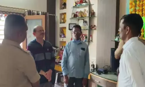 डॉक्टर के यहां फर्जी रेड, लूटेरों ने बताया खुद को इनकम टैक्स अधिकारी डॉक्टर के यहां फर्जी रेड, लूटेरों ने बताया खुद को इनकम टैक्स अधिकारी