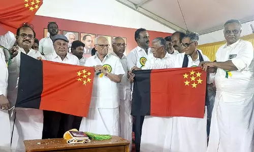Tamil Nadu : मल्लई सत्या समर्थकों के आंदोलन का झंडा पेश किया गया Tamil Nadu : मल्लई सत्या समर्थकों के आंदोलन का झंडा पेश किया गया
