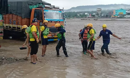 उत्तराखंड में बारिश का कहर: ऋषिकेश में उफान पर चंद्रभागा नदी, हल्द्वानी में बही बोलेरो उत्तराखंड में बारिश का कहर: ऋषिकेश में उफान पर चंद्रभागा नदी, हल्द्वानी में बही बोलेरो