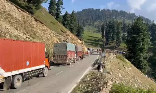 राजमार्ग बंद, मुगल रोड बनी कश्मीर की जीवन रेखा राजमार्ग बंद, मुगल रोड बनी कश्मीर की जीवन रेखा