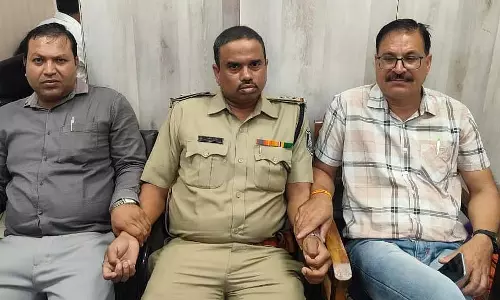 Indore : हत्या के आरोपी के बेटे से रिश्वत लेते सब-इंस्पेक्टर पकड़ा गया