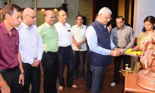 Indore : डीएवीवी शुभारंभ 2025 में नए छात्रों का परंपरा के साथ स्वागत करता है